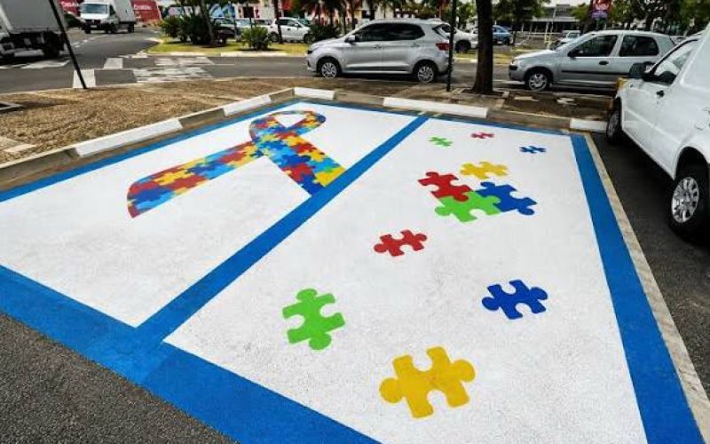 Bares e restaurantes de Goiânia deverão reservar vagas de estacionamento para pessoas com autismo