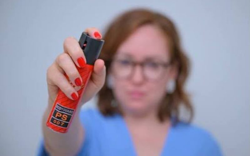 Lei que autoriza mulheres a adquirir spray de pimenta para defesa pessoal entra em vigor