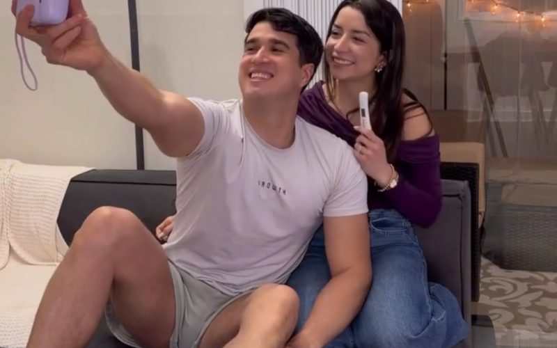 Influenciadora emociona ao anunciar gravidez; reação do marido viraliza nas redes