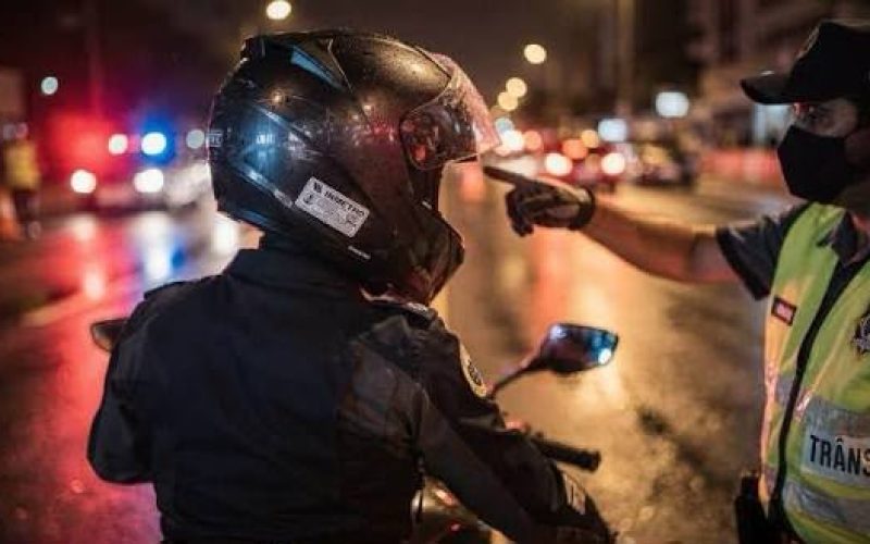 Uso irregular do capacete gera mais de 2,3 mil multas em Goiânia; veja os erros mais comuns