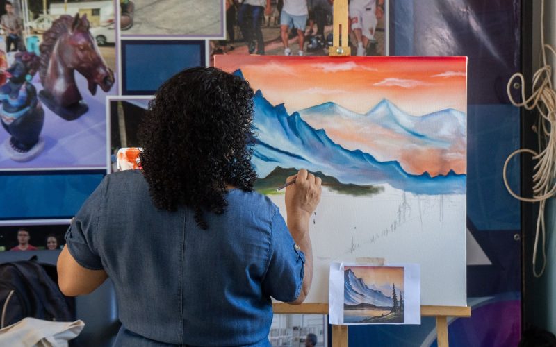 Senador Canedo realiza exposição de pinturas “Arte em Cores” no Paço Municipal