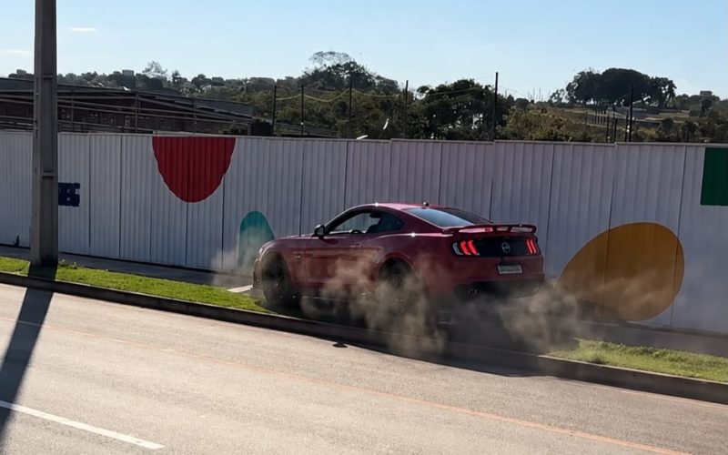 “Menos um Mustang na Terra”: vídeo de acidente com carro de luxo em Goiânia viraliza nas redes