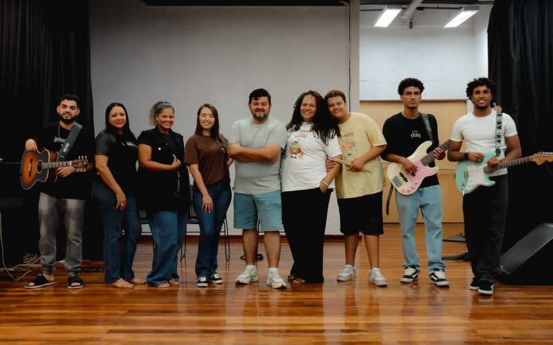 Adora Canedo reúne músicos de diferentes igrejas para grande noite de louvor