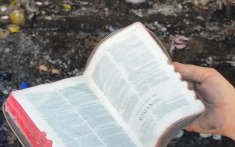 Bíblia é encontrada intacta após incêndio destruir loja de embalagens em Goiânia