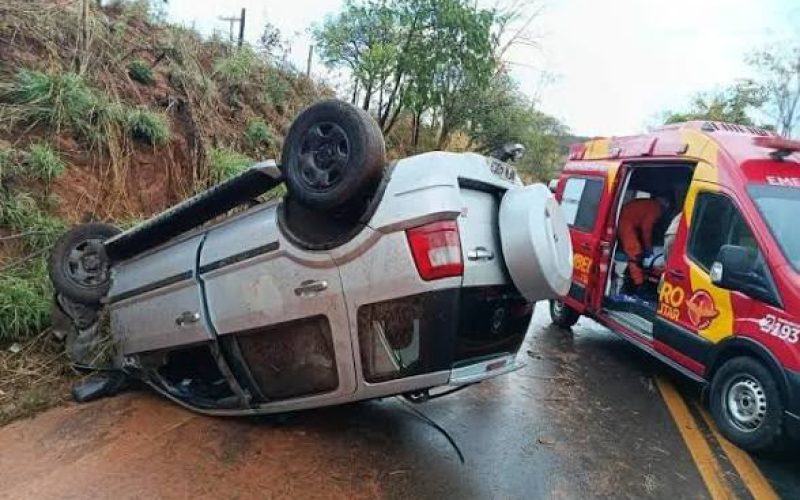 Capotamento na GO-010 deixa duas pessoas feridas em Senador Canedo