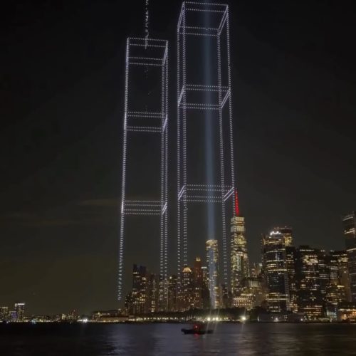 2.977 drones iluminam o céu de Nova York em homenagem às vítimas do 11 de Setembro
