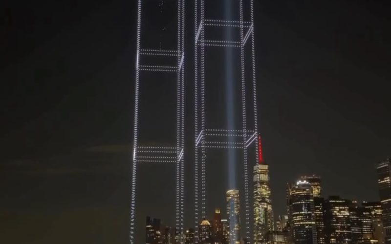 2.977 drones iluminam o céu de Nova York em homenagem às vítimas do 11 de Setembro