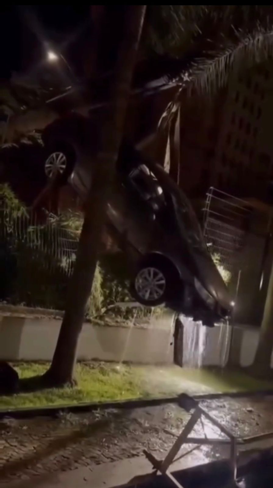 Carro cai em piscina de condomínio e caso chama atenção em Goiânia
