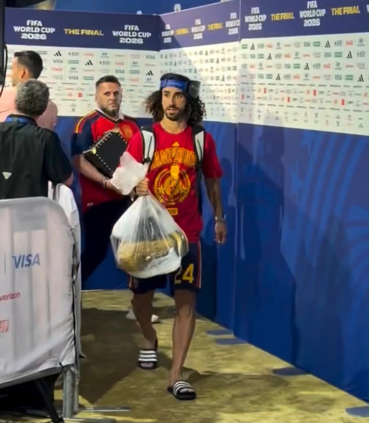 Vídeo de Cucurella viraliza ao carregar taça de forma inusitada na final da Copa do Mundo