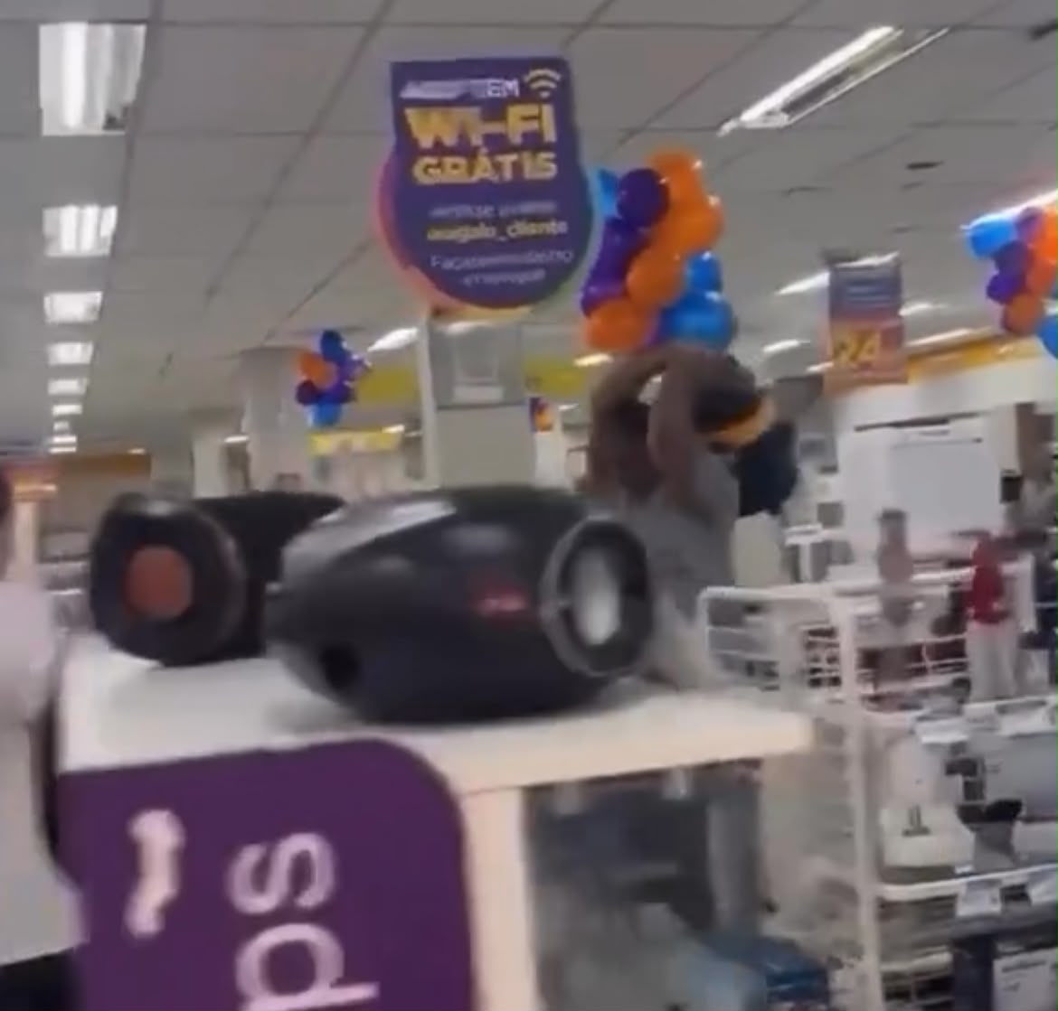 Cliente causa confusão e danifica produtos após troca ser negada em loja do Magazine Luiza
