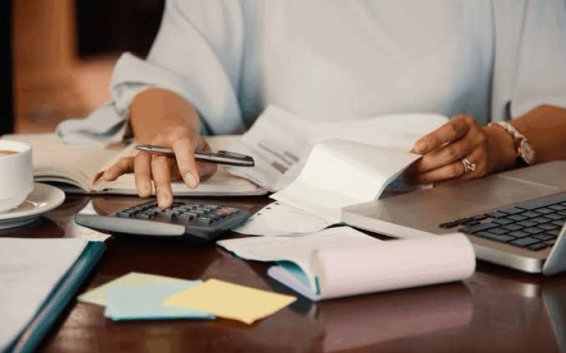 Descontos de empréstimos consumiram mais de 70% do salário de 3 mil servidores em Goiás
