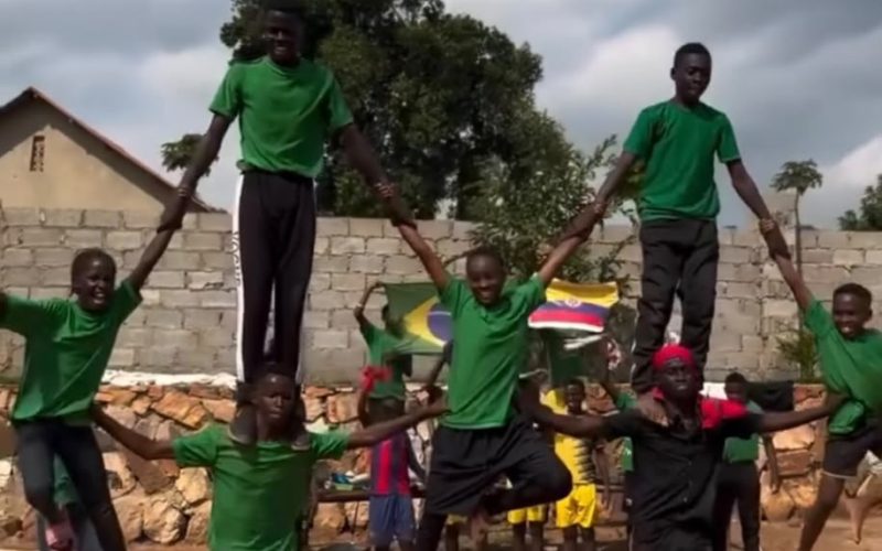 Crianças do Hypers Kids Africa encantam com coreografia ao som de artistas brasileiros em clima de Copa do Mundo