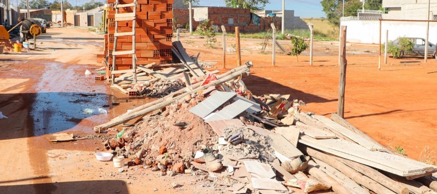 Fiscalização conjunta notifica obras irregulares no bairro Terra Bella, em Senador Canedo