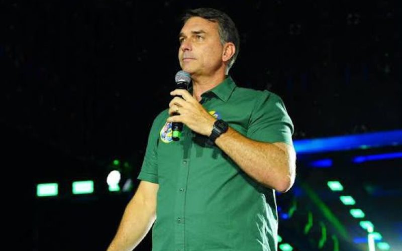 Flávio Bolsonaro estaria a caminho dos Estados Unidos, dizem aliados e pessoas próximas à família